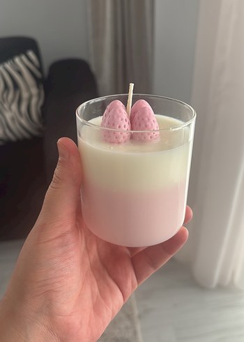 Beyaz-Pastel Renkli Çilekli Mum