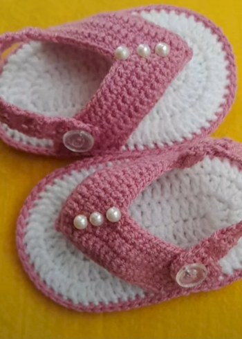 Nakışlı Beyaz Örgü Kız Bebek Patik - Görsel 2