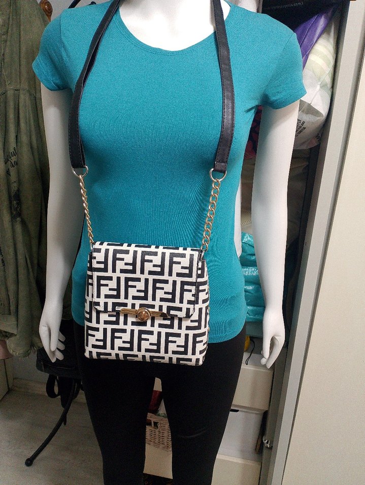 Beyaz Zincir Detaylı Desenli Kadın Çanta - Görsel 3