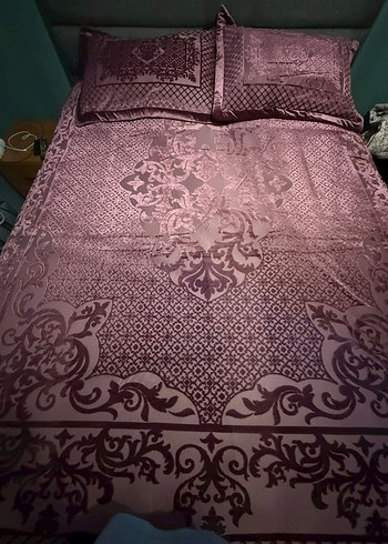 Bordo İşlemeli Yatak Örtüsü ve yastıkları - Görsel 2