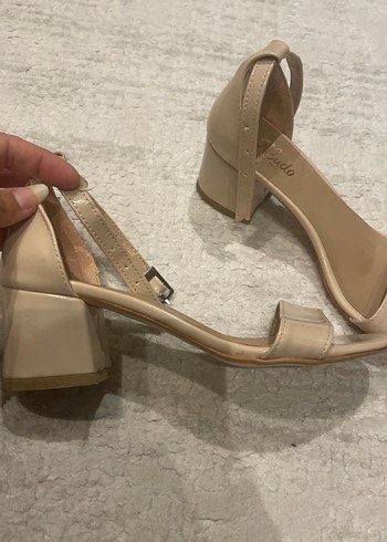 Diğer Bej Tokalı Kadın Topuklu Sandalet