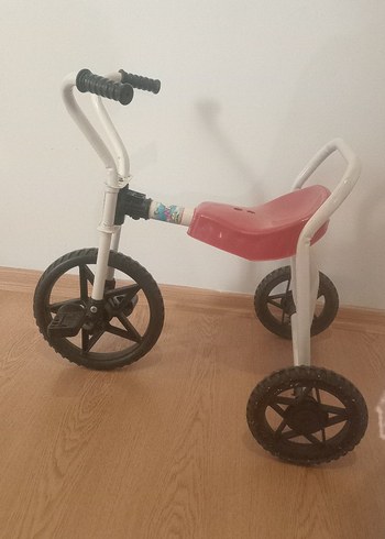 Beyaz Renkli Üç Tekerlekli Bisiklet
