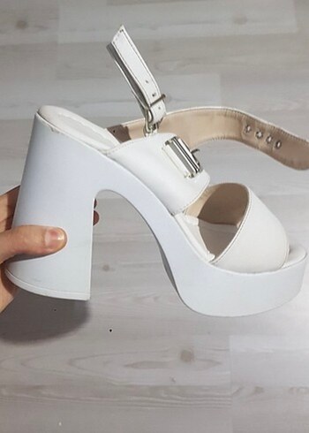 Beyaz Tokalı Kadın Platform Topuklu Ayakkabı - Görsel 2