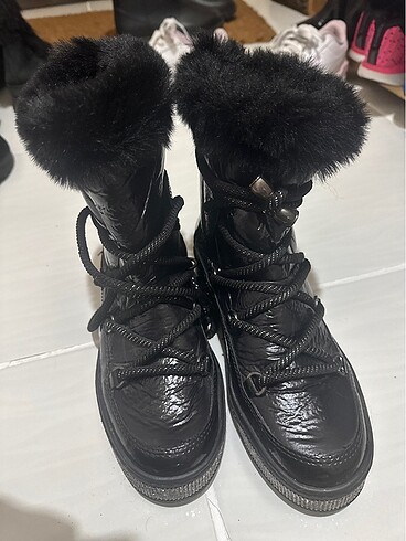 Elle taşlı kar botu