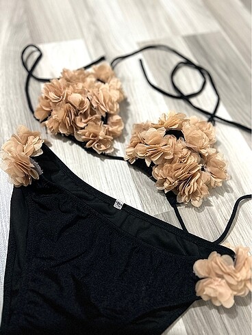 Bikini ekru çiçek detaylı