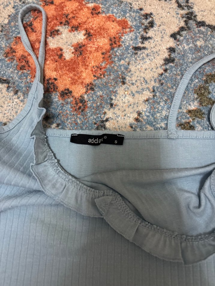 Mavi V Yaka Fırfırlı İnce Askılı Bluz - Görsel 2