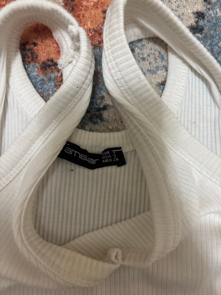 Beyaz V Yaka Kadın Atlet - Görsel 2