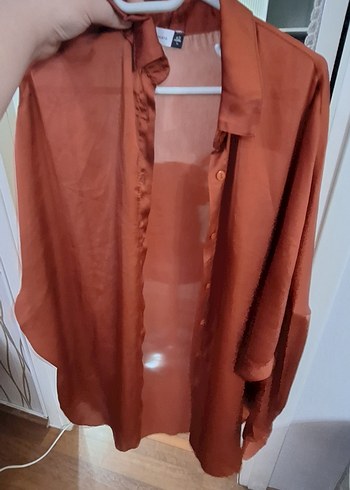 Düğmeli, uzun kollu, kahverengi saten gömlek - Görsel 4