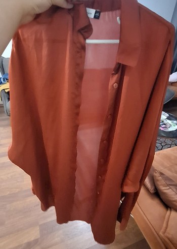 Düğmeli, uzun kollu, kahverengi saten gömlek - Görsel 3