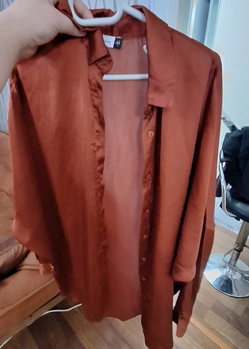 Düğmeli, uzun kollu, kahverengi saten gömlek - Görsel 2