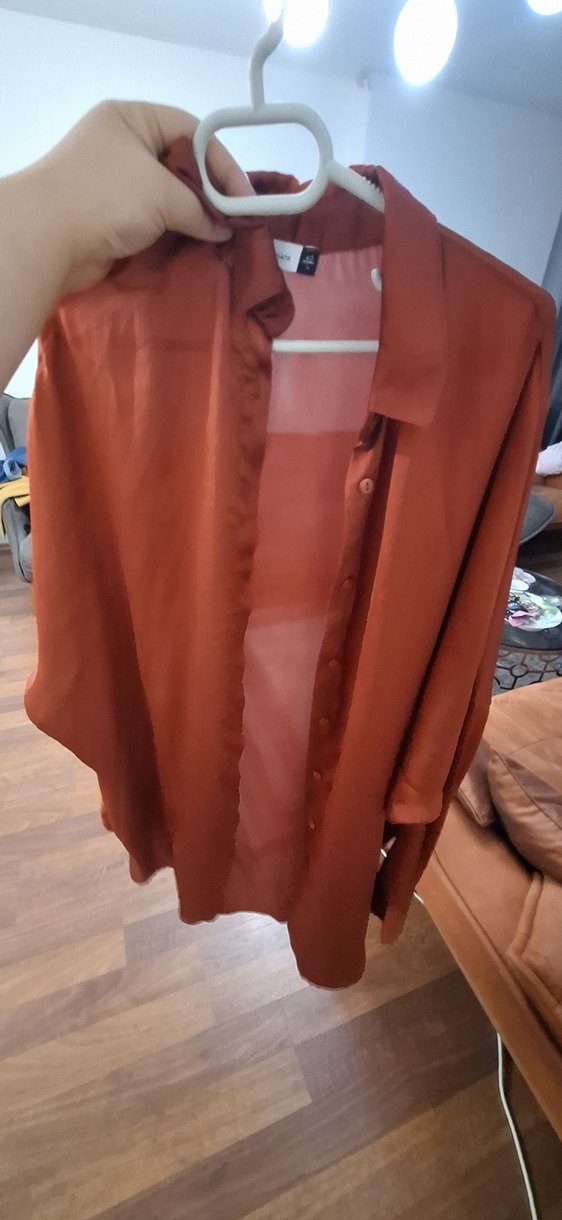 Düğmeli, uzun kollu, kahverengi saten gömlek - Görsel 3