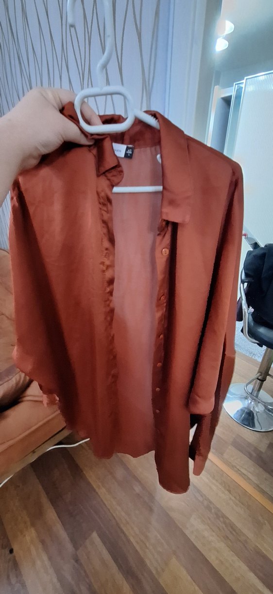 Düğmeli, uzun kollu, kahverengi saten gömlek - Görsel 2