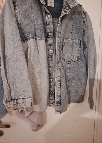 köyü ve açık kot desenli önden cepli düğmeli kot ceket - Görsel 2