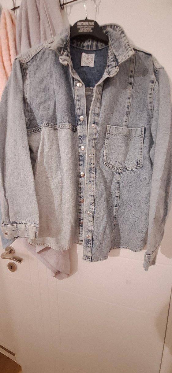 köyü ve açık kot desenli önden cepli düğmeli kot ceket - Görsel 4