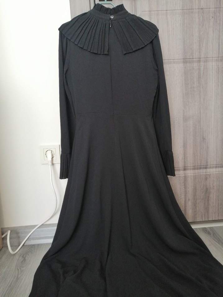 Piliseli Siyah Uzun Kollu Uzun Elbise - Görsel 2