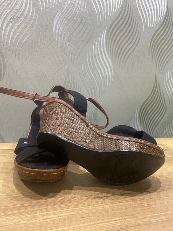 Kahverengi Tokalı Kadın Dolgu Topuklu Sandalet - Görsel 2