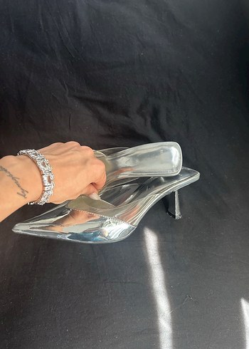 Gri Yılan Desenli Metal Stiletto