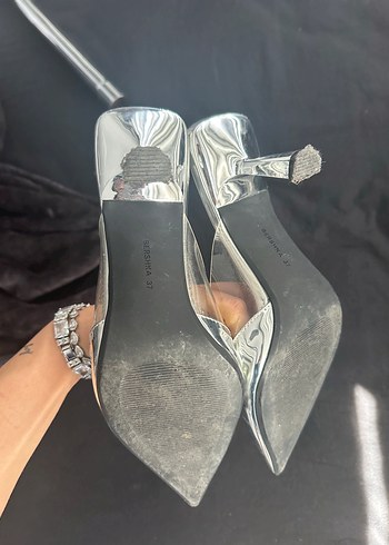 Bershka Gri Yılan Desenli Metal Stiletto