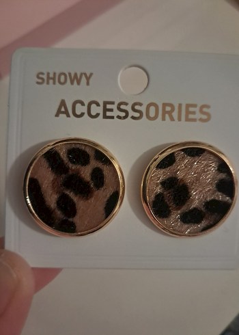 Düğmeli Leopar Desenli Mini Küpe