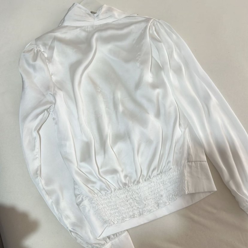 Beyaz V Yakalı Drapeli Kadın Bluz - Görsel 2