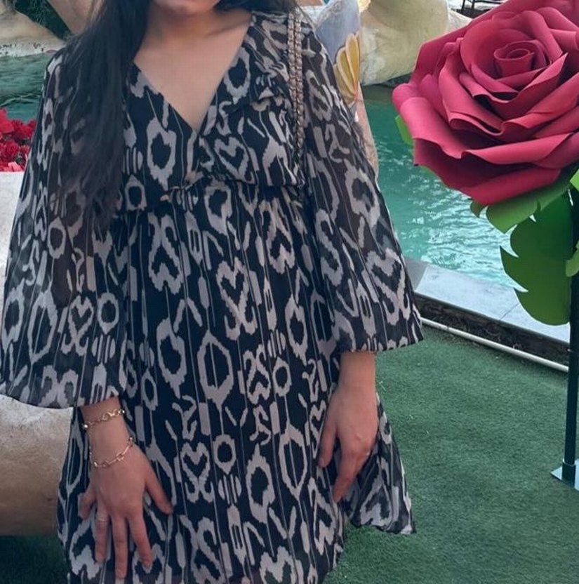 V Yaka Bağcıklı Siyah Midi Elbise - Görsel 2