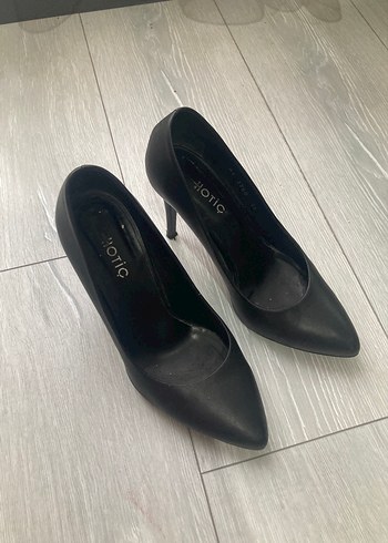 Siyah Elastik Stiletto Topuklu Kadın Ayakkabı