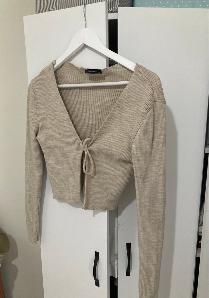 Bej V Yakalı Kısa Triko Hırka - Görsel 2