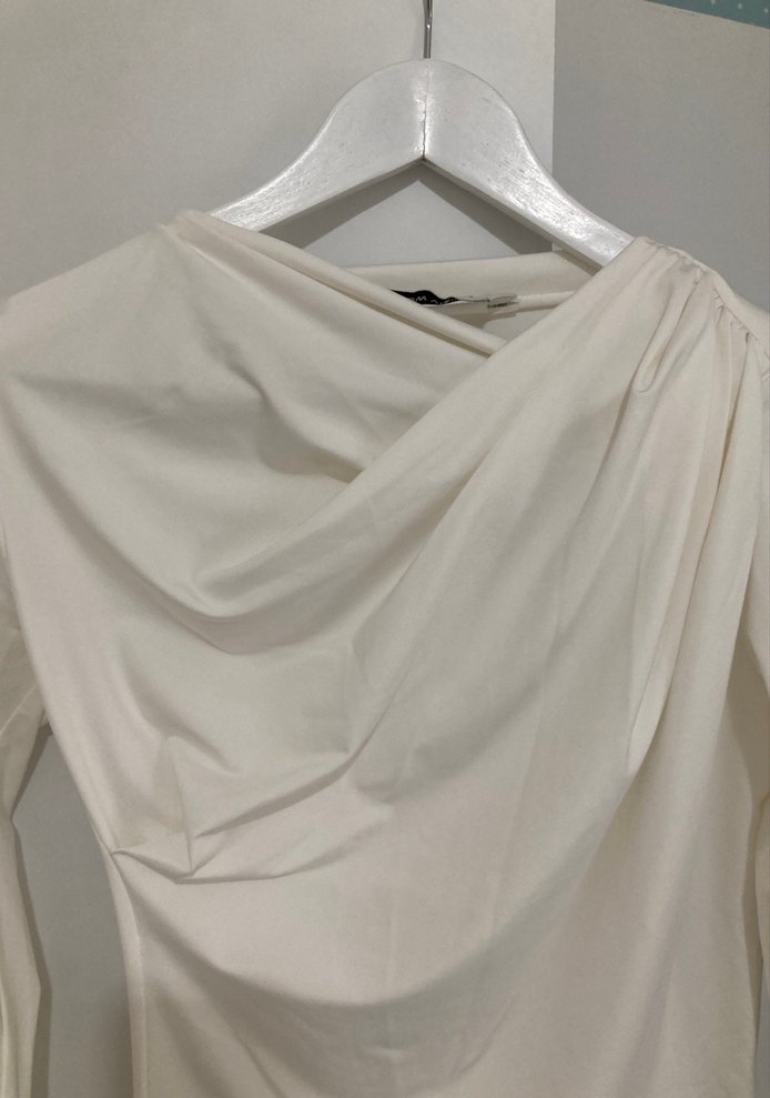 Beyaz Drapeli Uzun Kollu Yüksek Yaka Bluz - Görsel 3