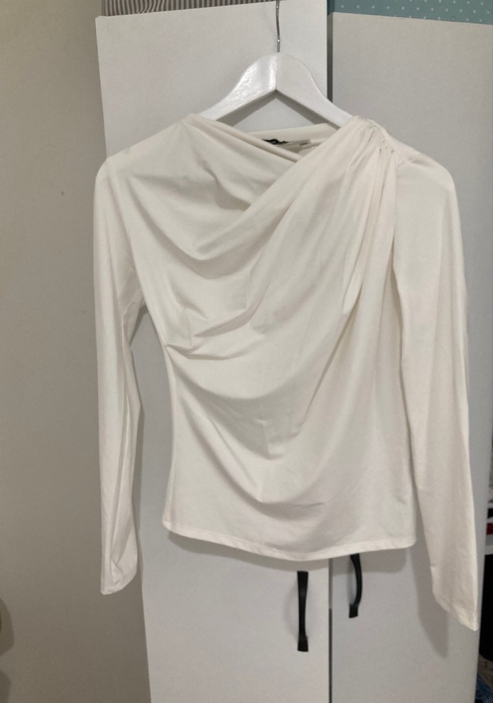 Beyaz Drapeli Uzun Kollu Yüksek Yaka Bluz - Görsel 4