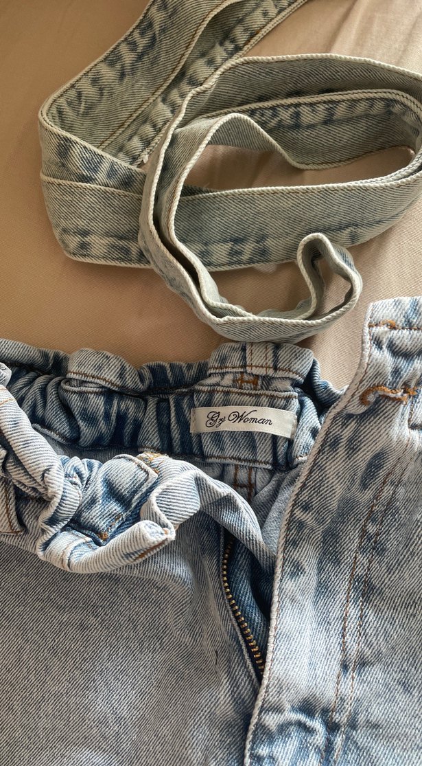 Gri Kadın Kemerli Kısa Kot Şort - Görsel 2