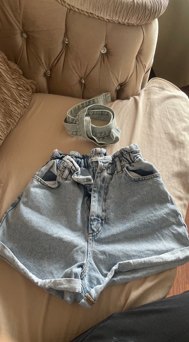 Gri Kadın Kemerli Kısa Kot Şort - Görsel 3