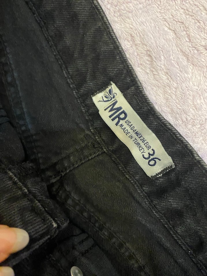 Siyah Yırtık Mini Kadın Kot Şort - Görsel 2