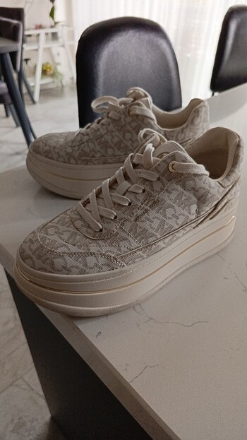 Dolgu topuklu sneakers