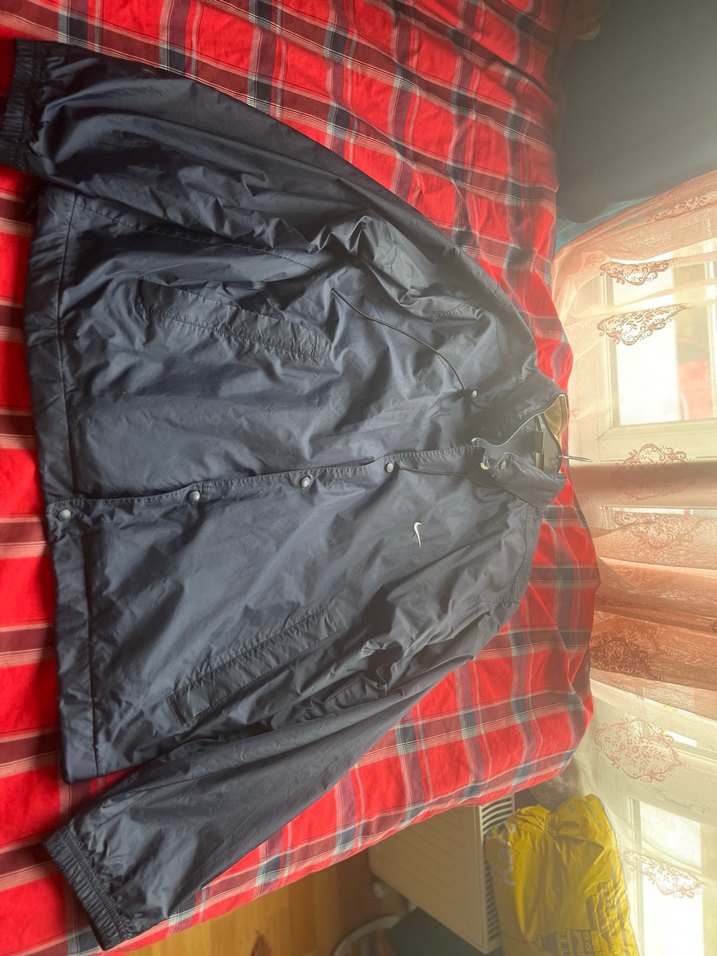 Nike Siyah Rahat Kesim Erkek Yağmurluk - Görsel 3