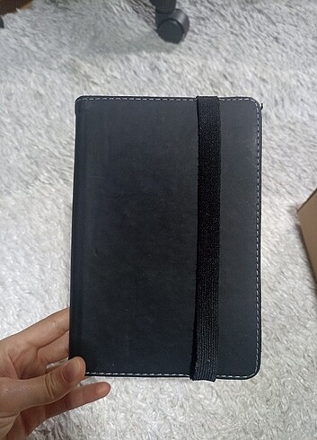 Tablet kılıfı lastikli olduğu için her boyuta sığıyor genişliyor
