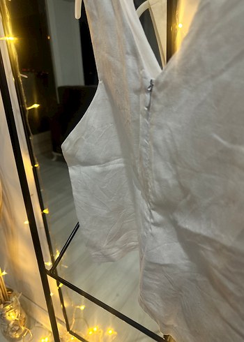 Beyaz Keten V Yakalı Kolsuz Mini Bluz - Görsel 2