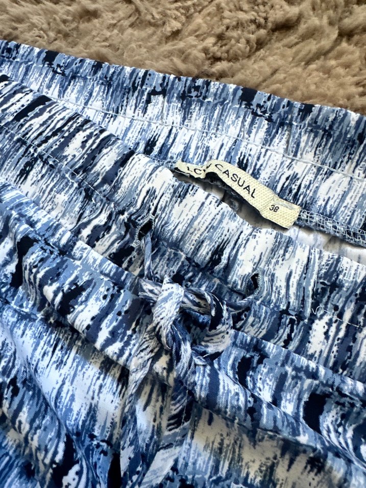 LC Waikiki Mavi Gri Bağlama Desenli Mini Şort - Görsel 2