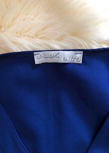 Mavi V Yaka Kolsuz Saten Bluz - Görsel 4