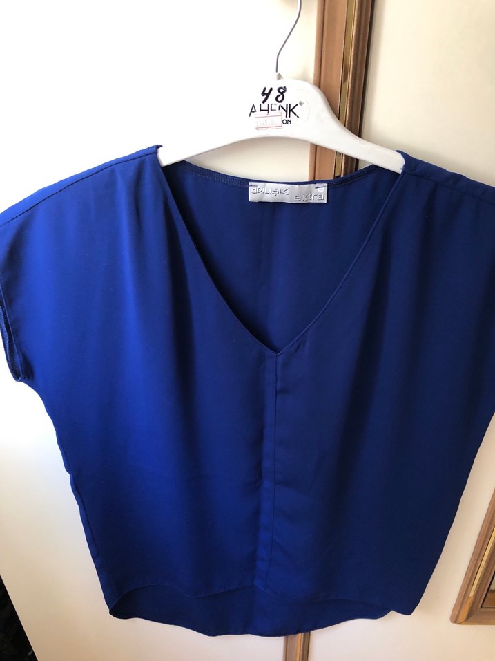 Mavi V Yaka Kolsuz Saten Bluz - Görsel 3