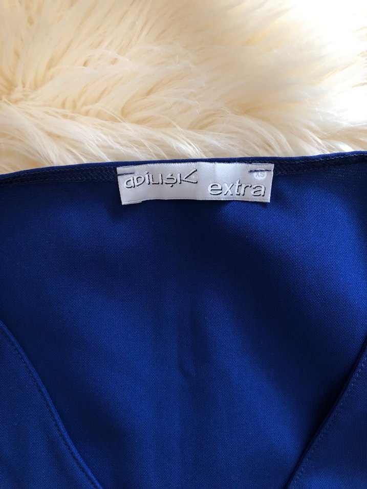 Mavi V Yaka Kolsuz Saten Bluz - Görsel 4