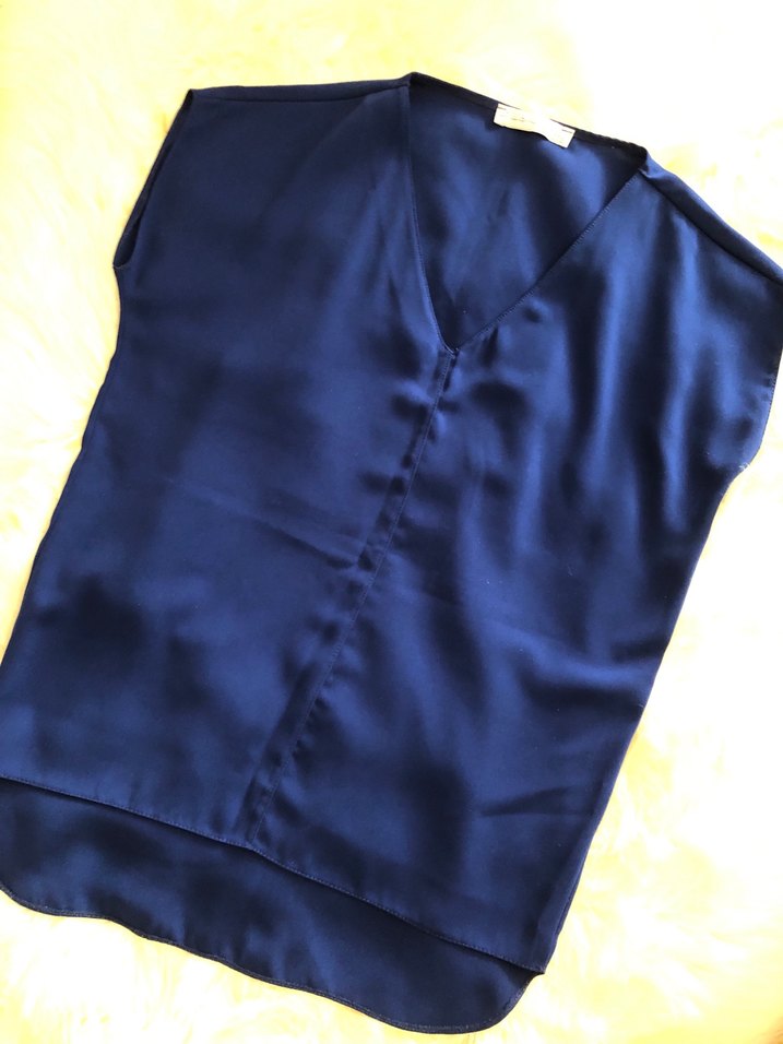 Mavi V Yaka Kolsuz Saten Bluz - Görsel 5