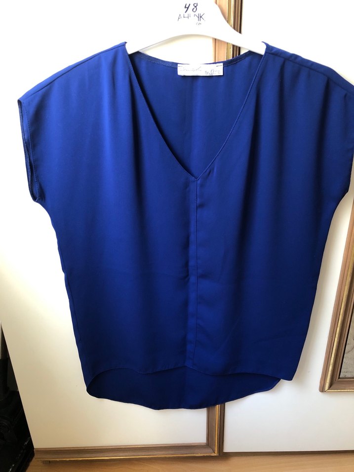 Mavi V Yaka Kolsuz Saten Bluz - Görsel 2