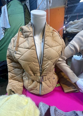 Kemerli Kısa Bej Kadın Mont