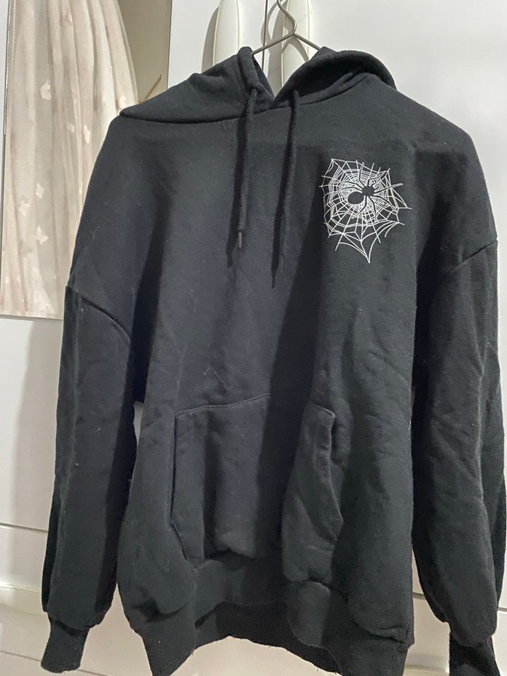 Kızıl Örümcek Desenli Siyah Kapüşonlu Sweatshirt - Görsel 4