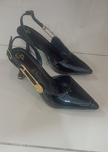 Diğer Siyah Parlak Tokalı Stiletto