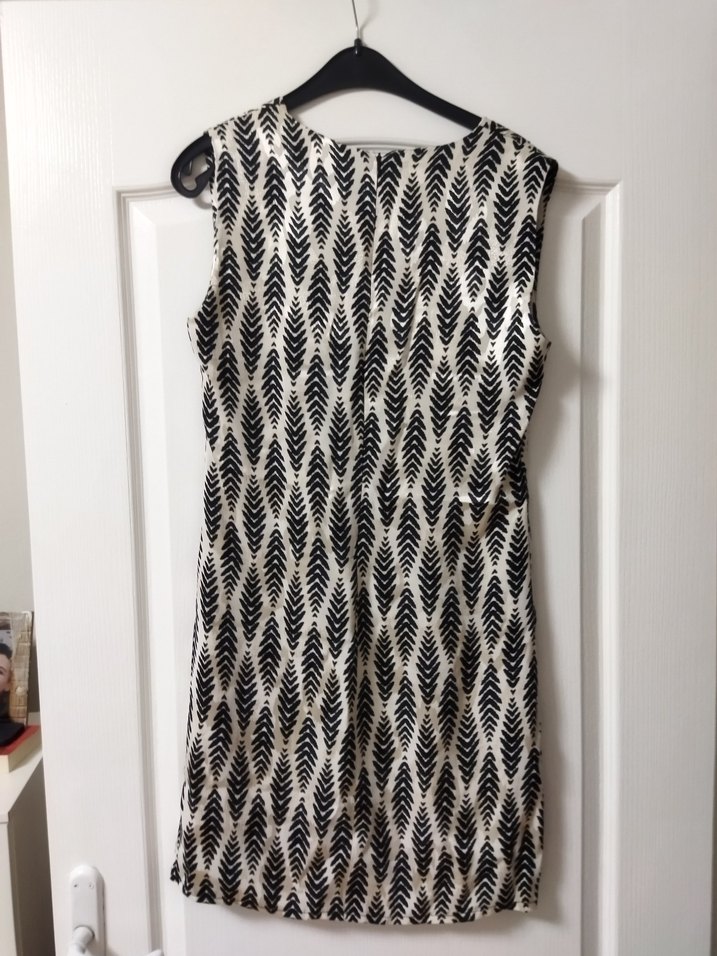 V Yaka Kolsuz Midi Desenli Elbise - Görsel 2