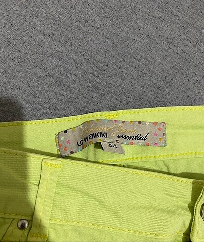 LC Waikiki Neon yeşil kot şort