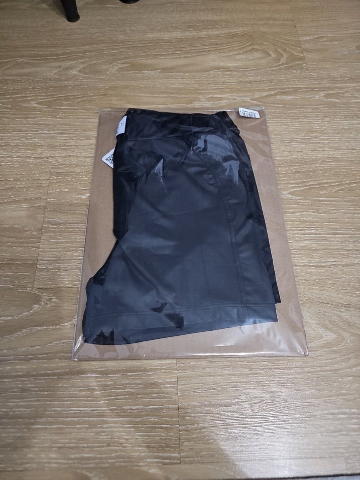 Yeni Etiketli Sıfır Deri Şort - Görsel 4