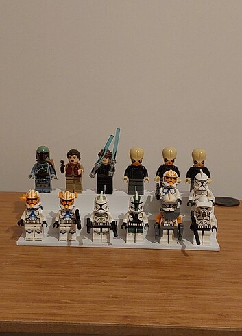 Lego minifigür standı