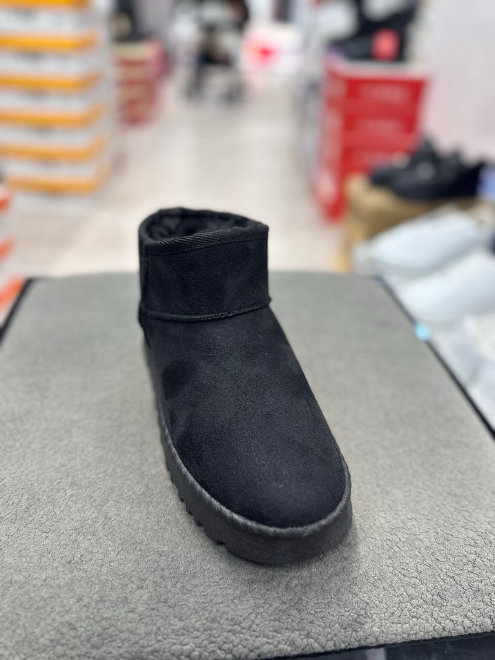 Siyah Kürklü Kadın  Bot - Görsel 3